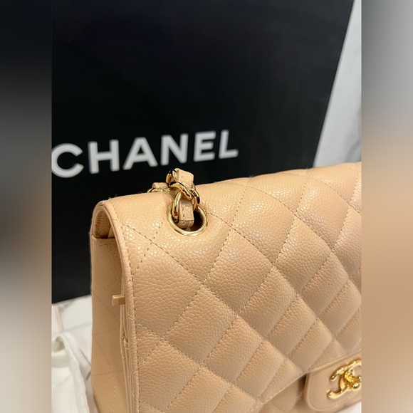 CHANEL Jumbo Beige Quilted Shoulder Bag - Picture 7 of 16
